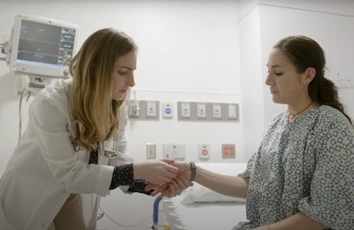 Кодирование Аквилонг в Зернограде Врач держит пациентку за руку